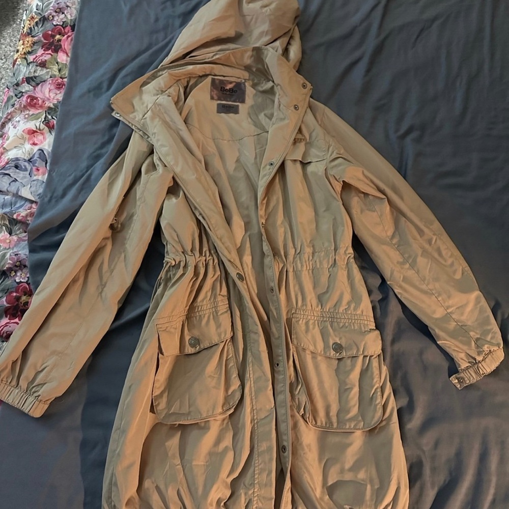 BEBE SELECTION BEIGE RAIN COAT LONG SLEEVE COAT SIZE SMALL